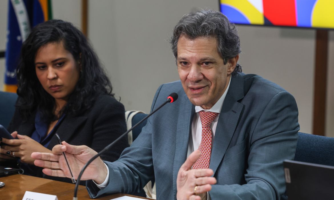 Haddad cobra do Congresso solução para supersalários no funcionalismo