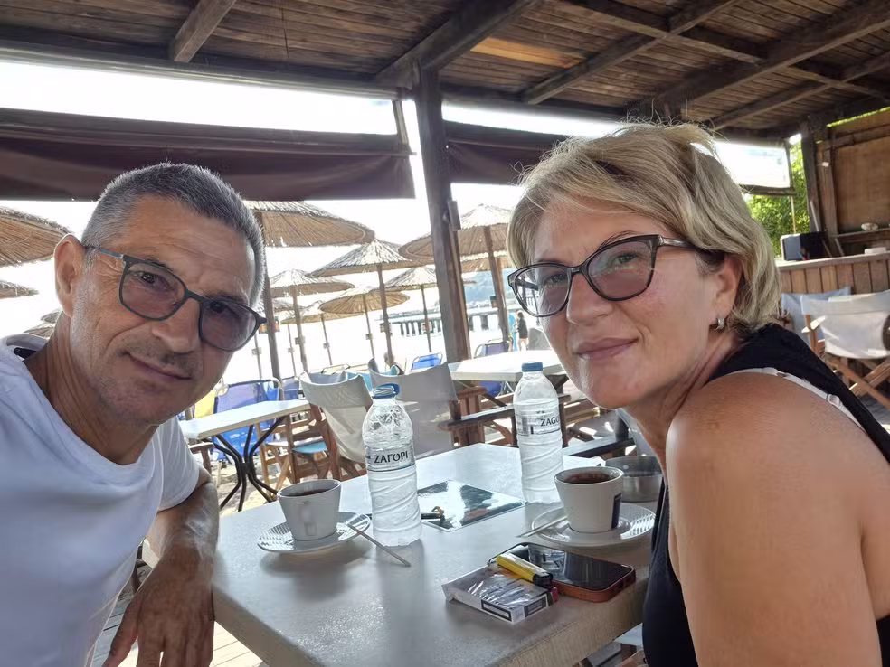 Mulher relata desespero ao segurar marido sugado por janela de avião