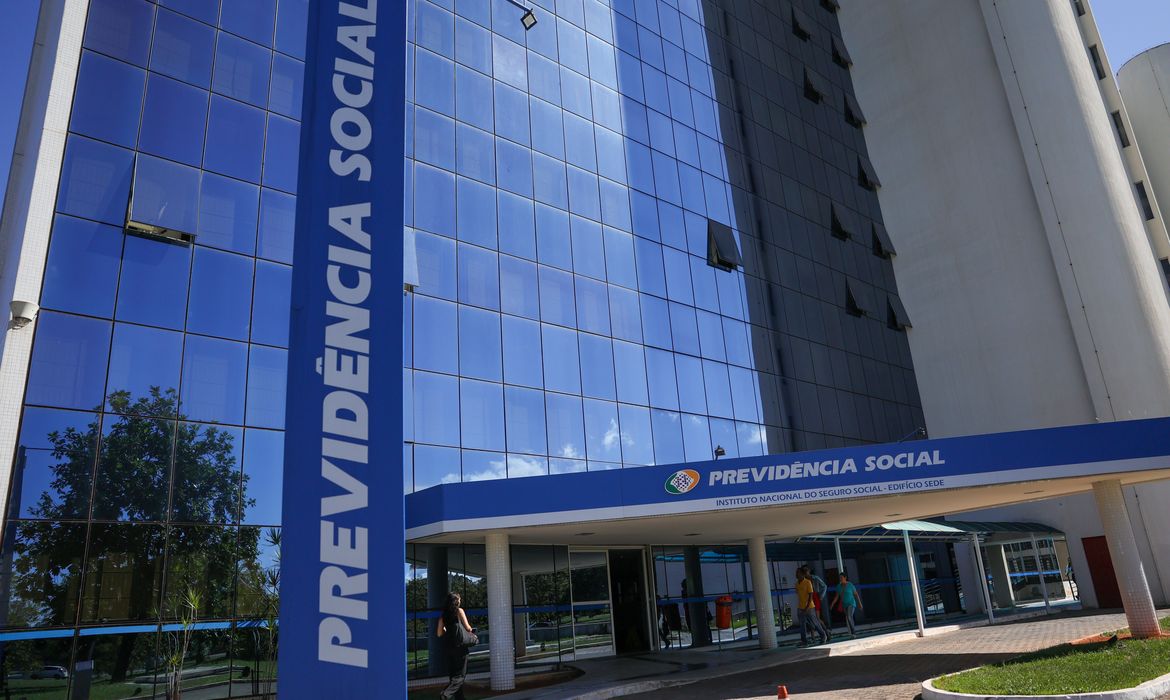 Fila do INSS atinge menor nível em 21 meses, com 1,8 milhão de pedidos