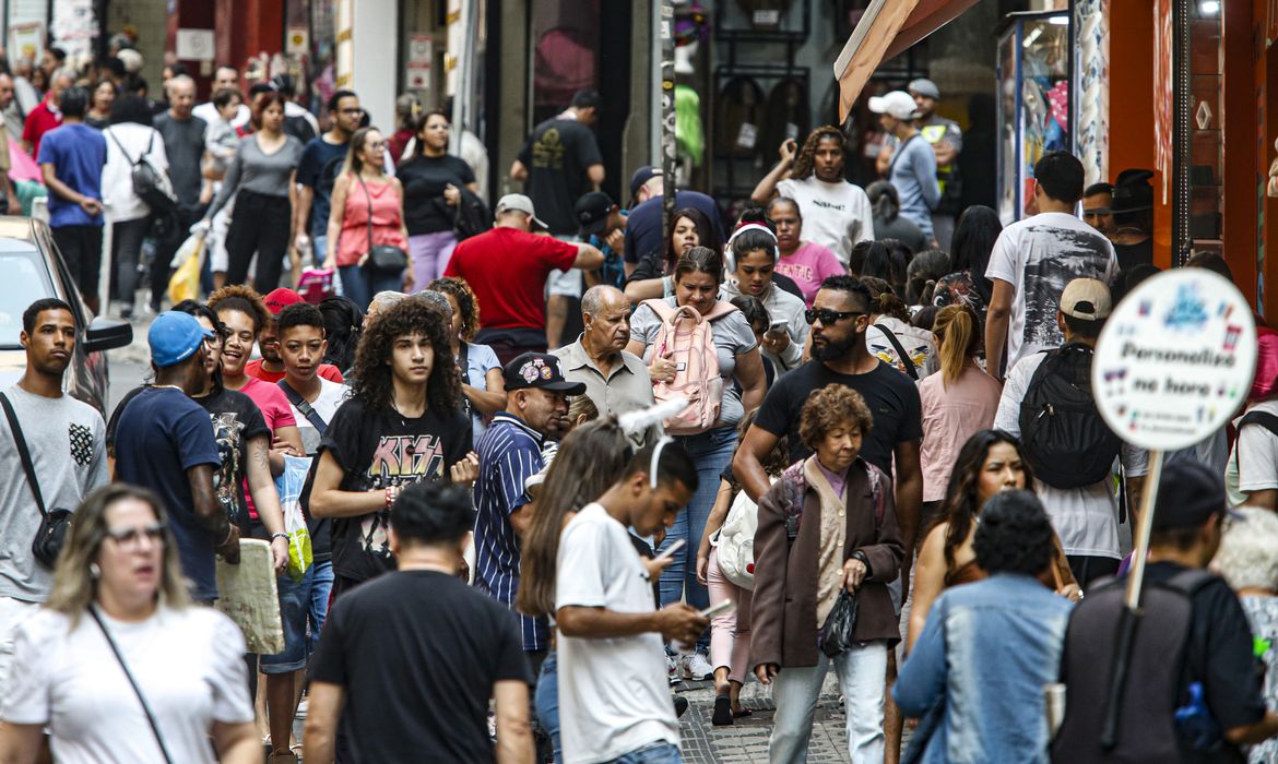 Salários ajudam a reduzir pobreza em 22 regiões metropolitanas