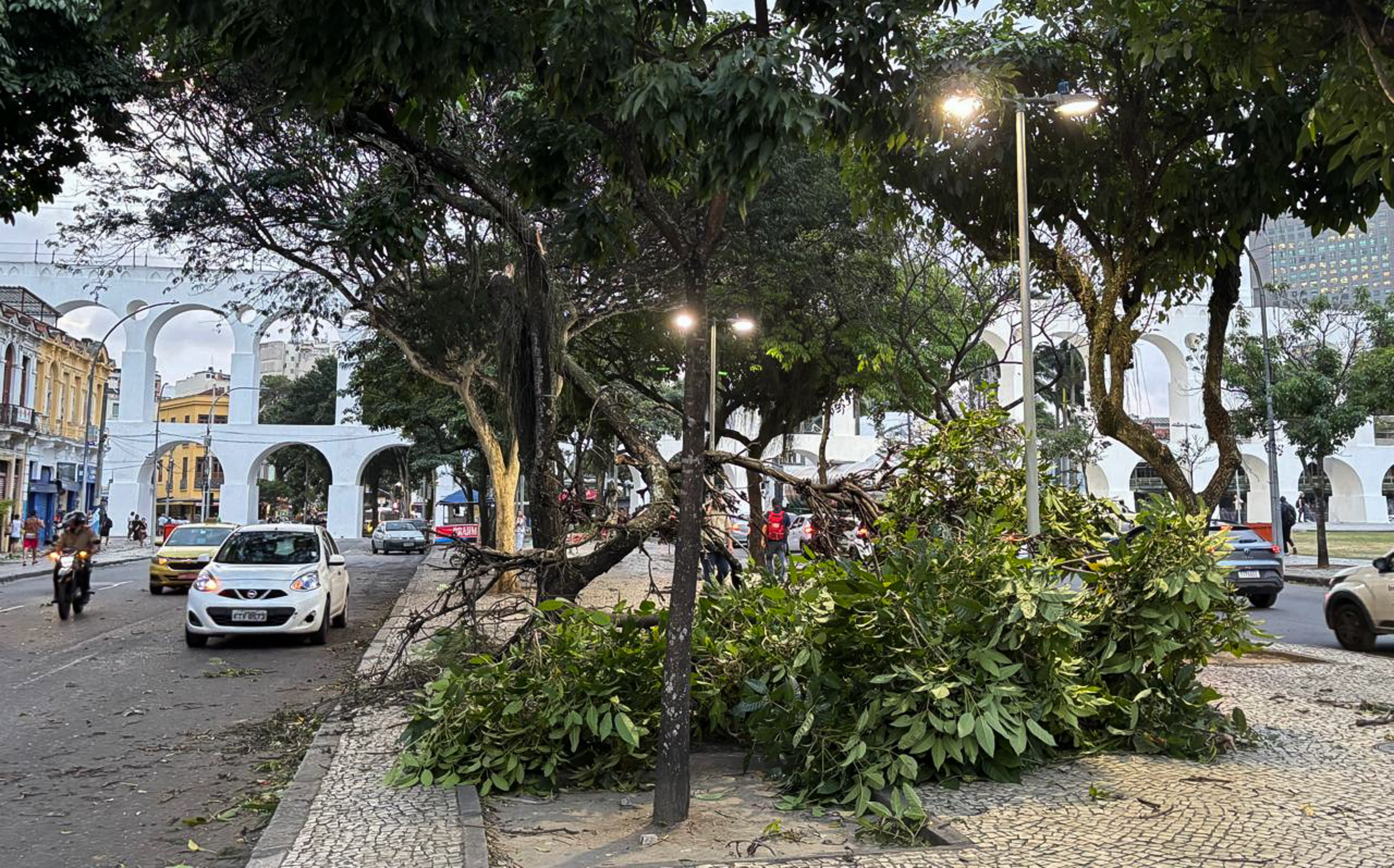 Vendaval ainda provoca transtornos e deixa milhares sem luz no Rio