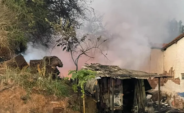 Incêndio de grandes proporções destrói borracharia em Palmeira dos Índios