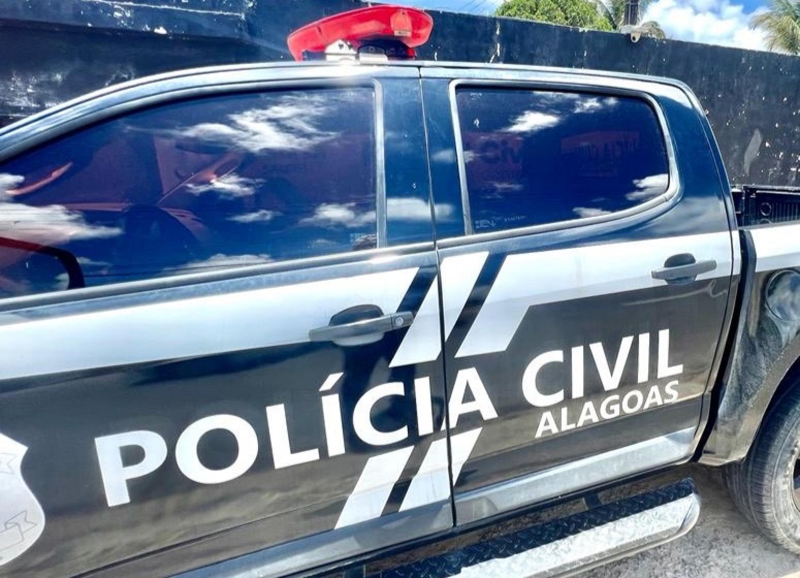 Mãe é presa por tortura após relatos de afogamento e agressões contra filhos