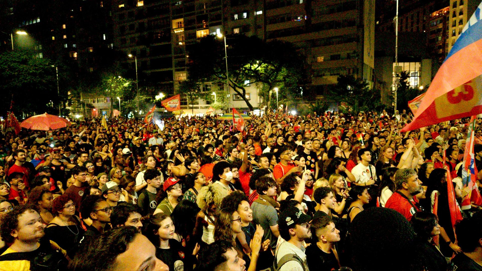 Estudantes ocupam ruas em apoio a Lula e apostam em virada no segundo  turno
