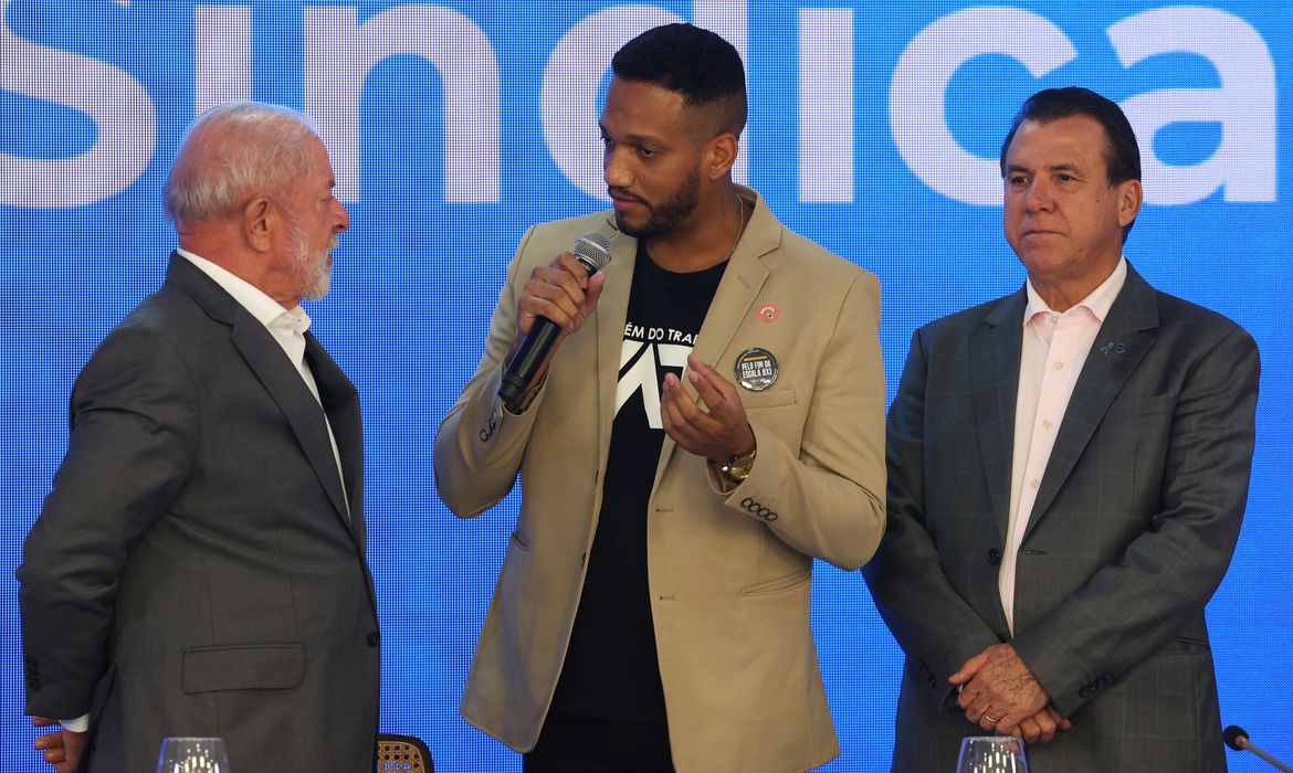 Lula pede mobilização das centrais sindicais pelo fim da escala 6x1