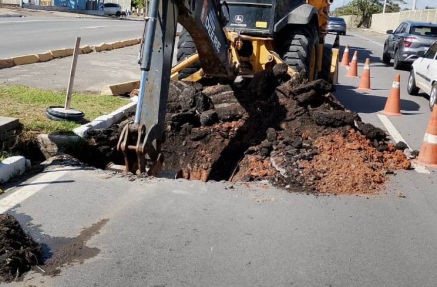 Obra emergencial interdita trecho da Av. Assis Chateaubriand em Maceió