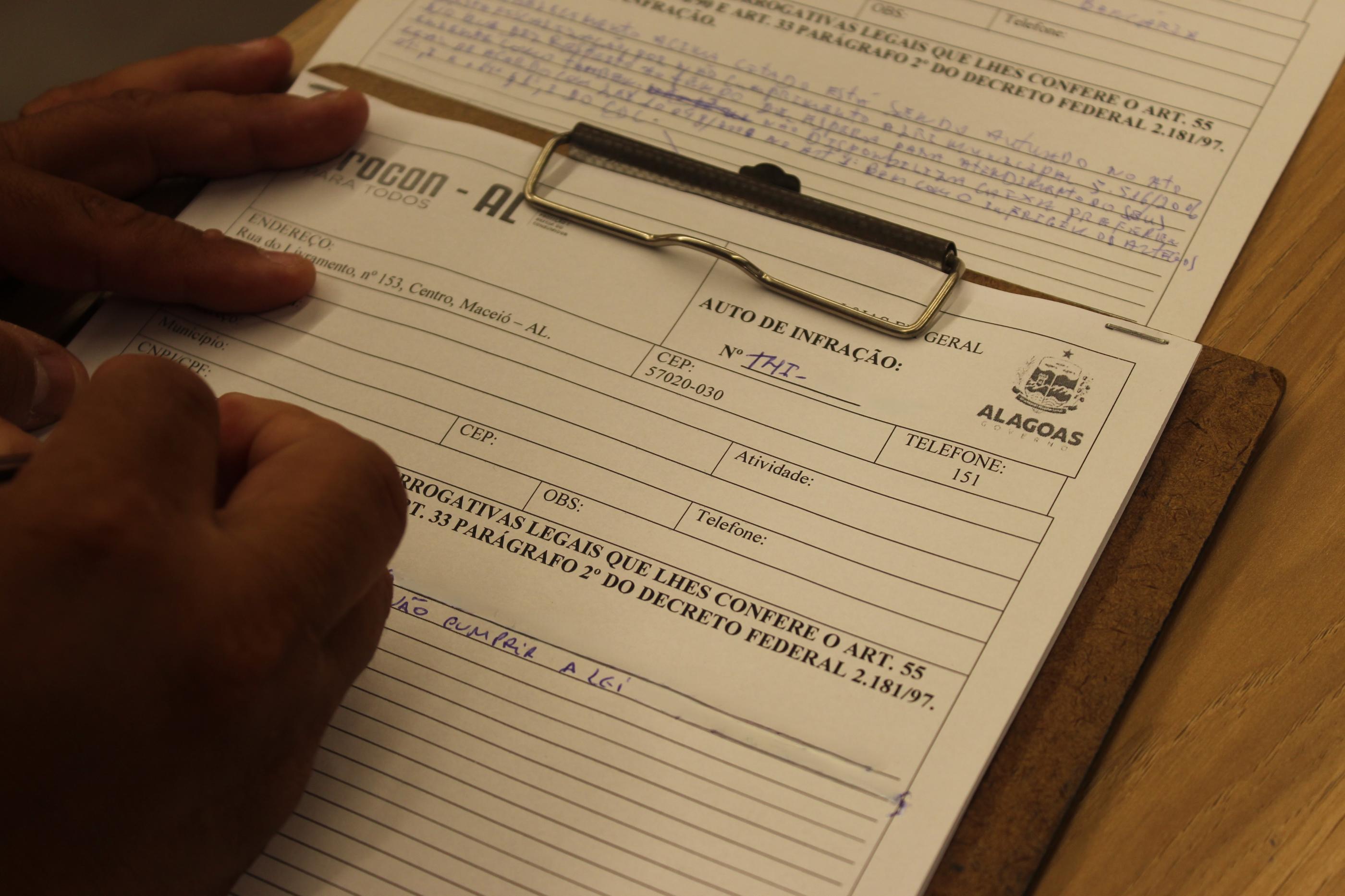 Procon-AL aplica mais de 200 multas a rede de lojas de celulares