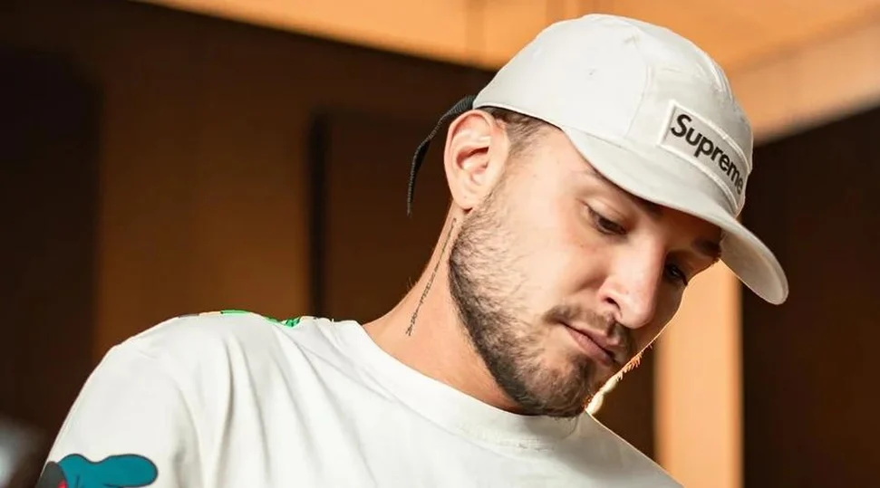 MC Gui sofre queda de moto elétrica após carro da família ser destruído