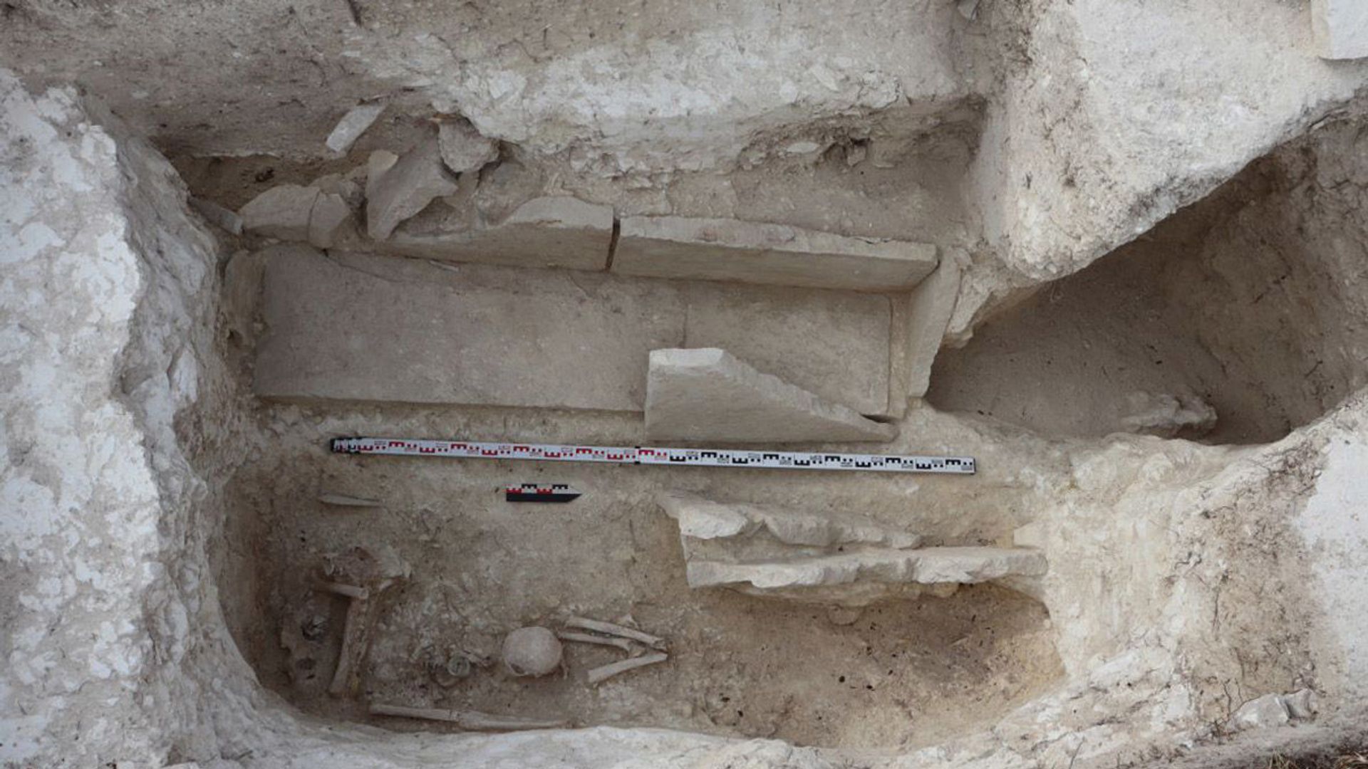 Necrópole de 2.500 anos é encontrada sob fábrica de massas na Itália