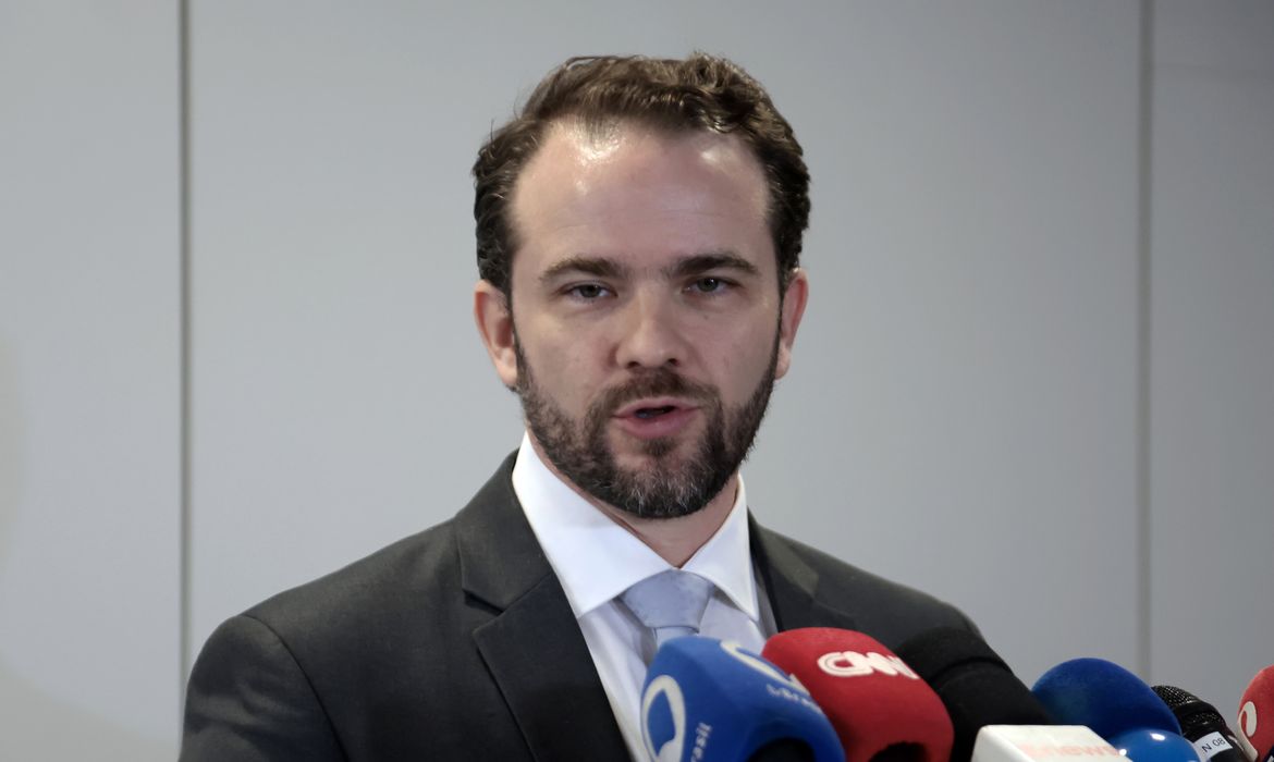 Durigan defende taxação de ultrarricos e destaca potencial do Brasil em viagem