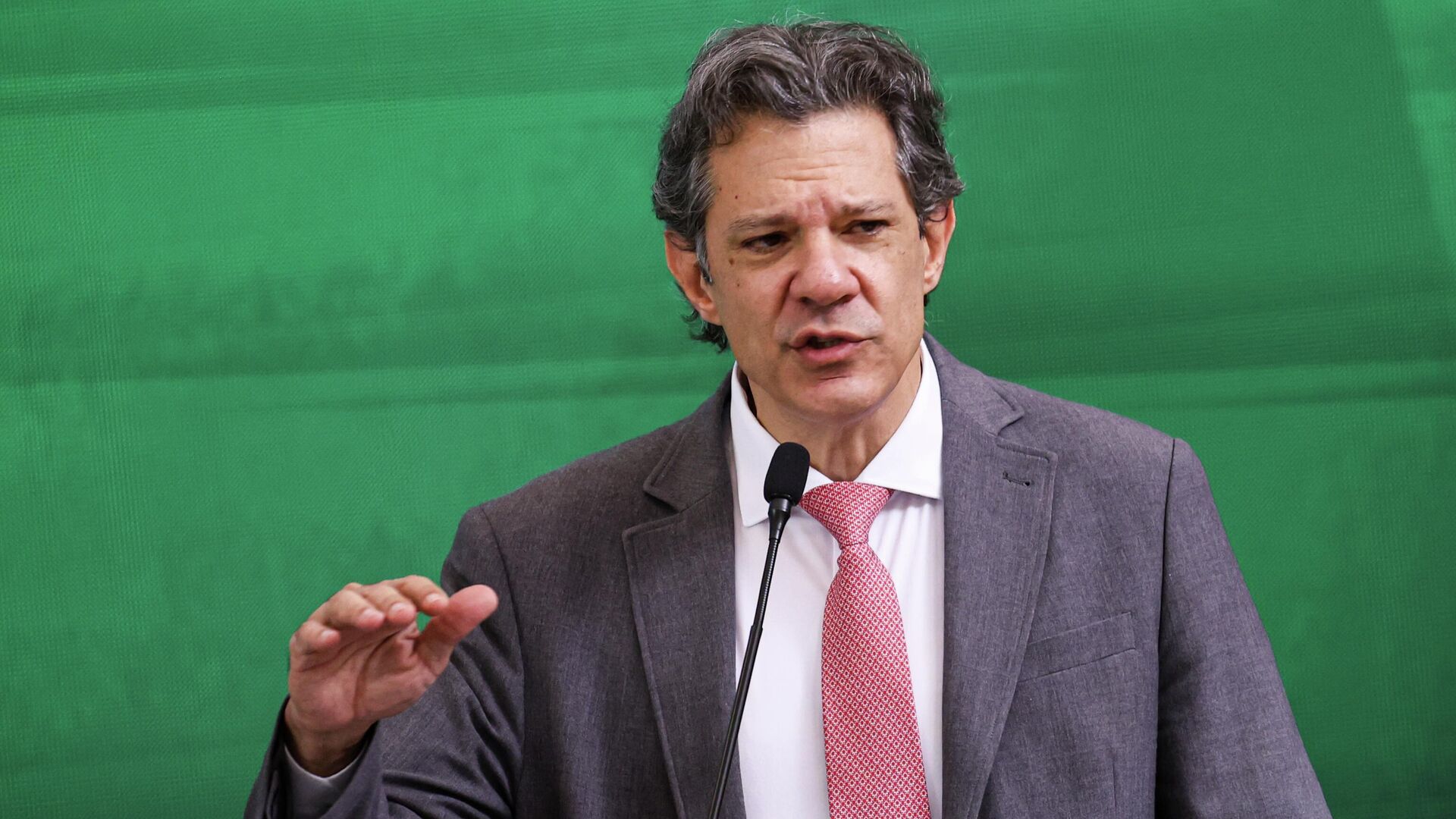 Conflito no Irã e privatização das refinarias da Petrobras impulsionam alta dos combustíveis