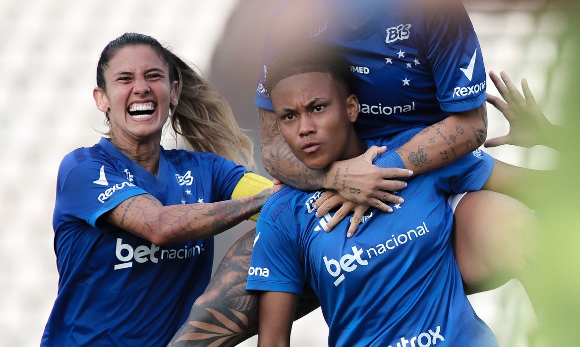 Cruzeiro vence clássico contra Atlético-MG de virada e sobe na tabela