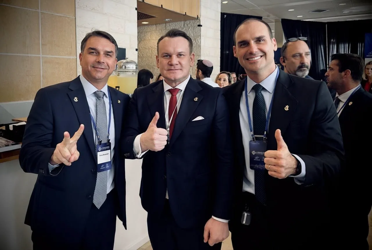 Deputado polonês ameaça brasileiras após identificar apoio a Lula
