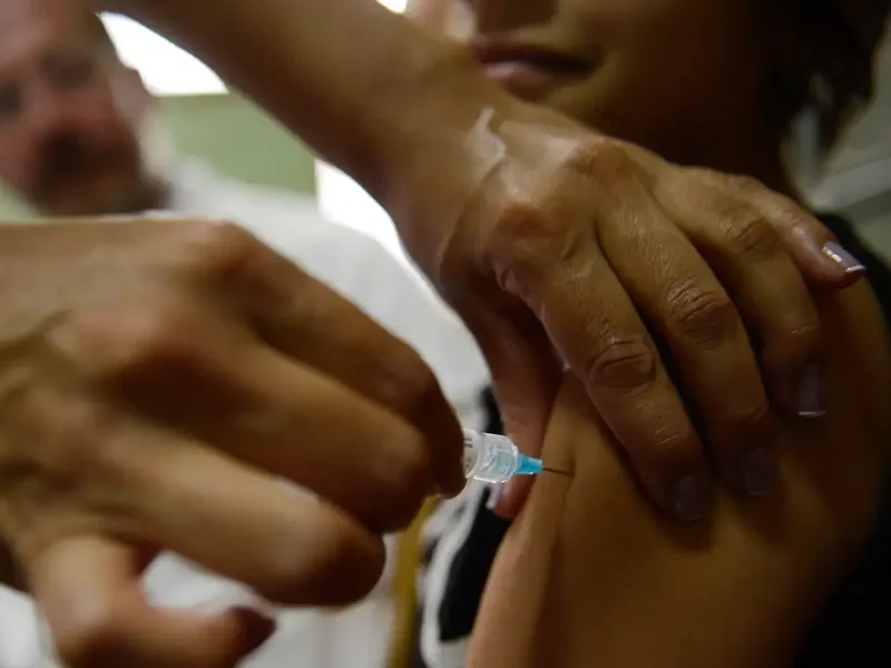 Vacinação contra HPV reduz internações por doenças relacionadas, aponta estudo