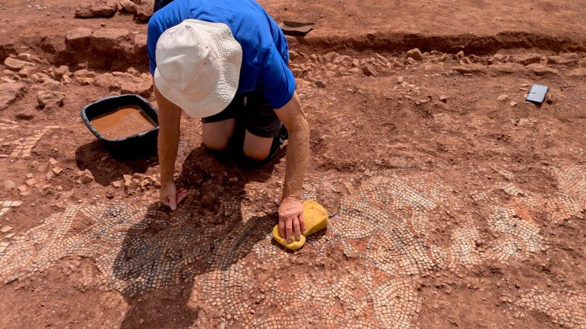 Rica vila romana com mosaico monumental é descoberta no sul do Reino Unido