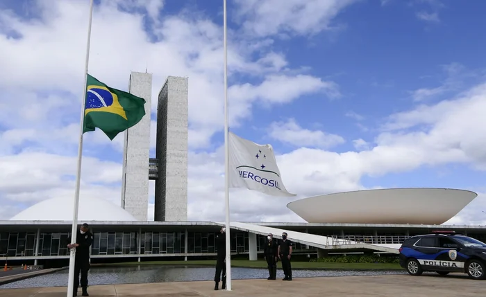 Senado aprova isenção de IR para quem ganha até dois salários-mínimos