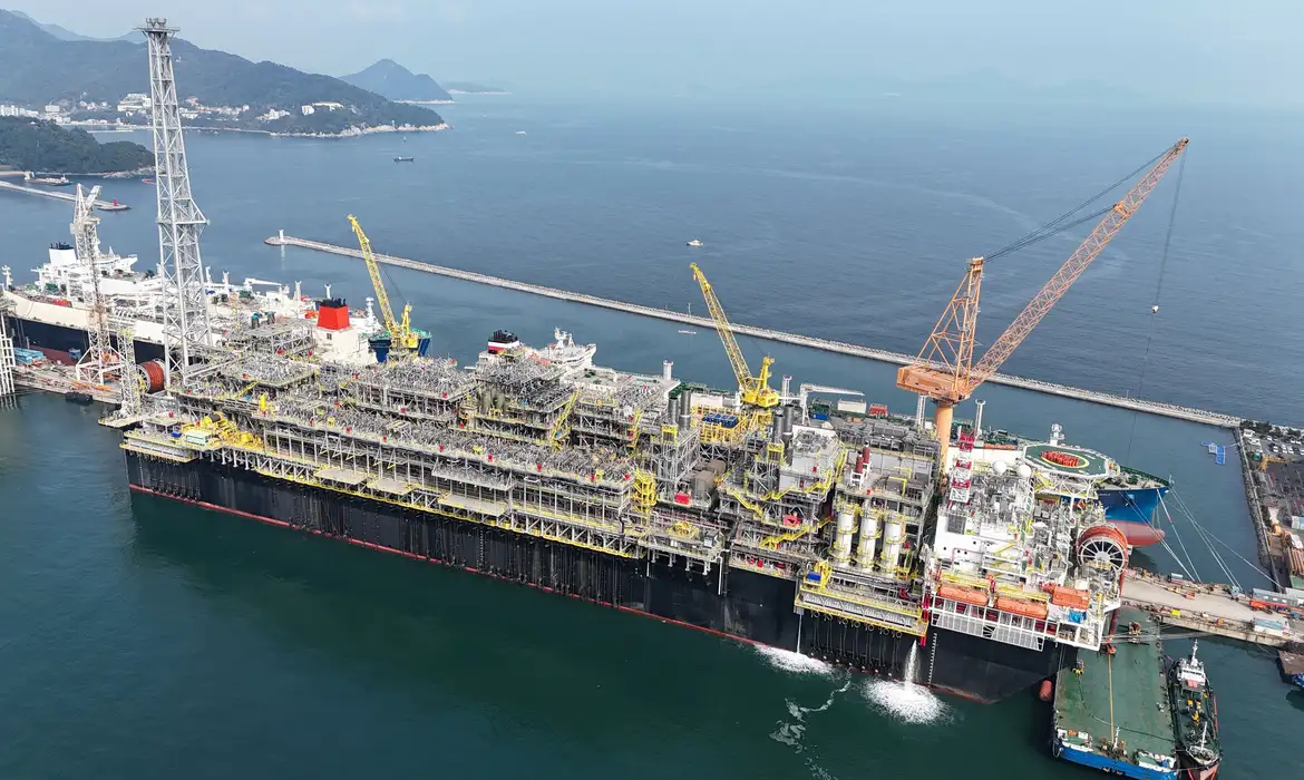 Petrobras antecipa plataforma e aumenta produção de petróleo no Brasil