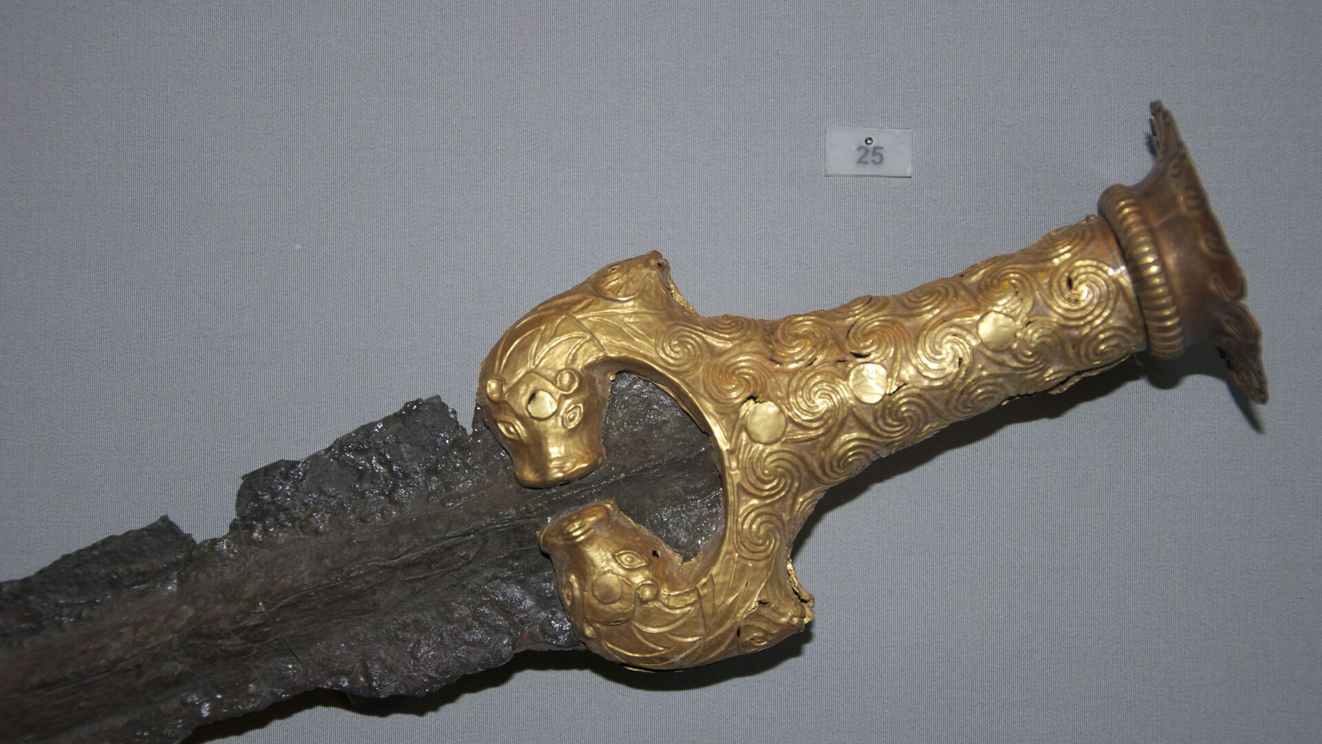 Bainha de espada dourada de 1.500 anos é encontrada na Noruega