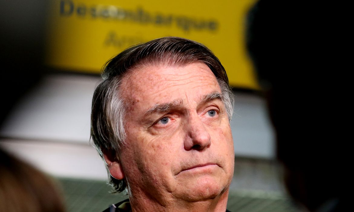 Bolsonaro deve ser internado nesta quarta para cirurgia em Brasília