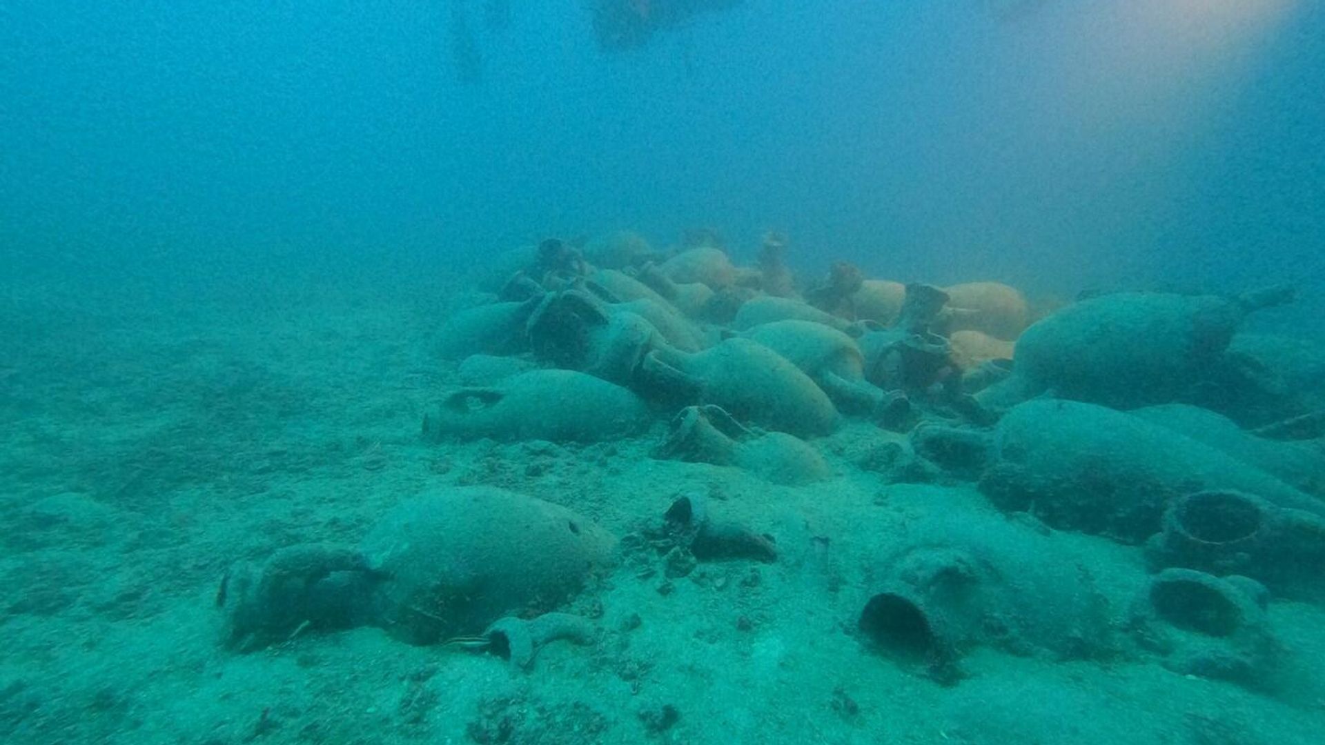 Mergulhadores encontram naufrágio romano com centenas de ânforas de 2.100 anos