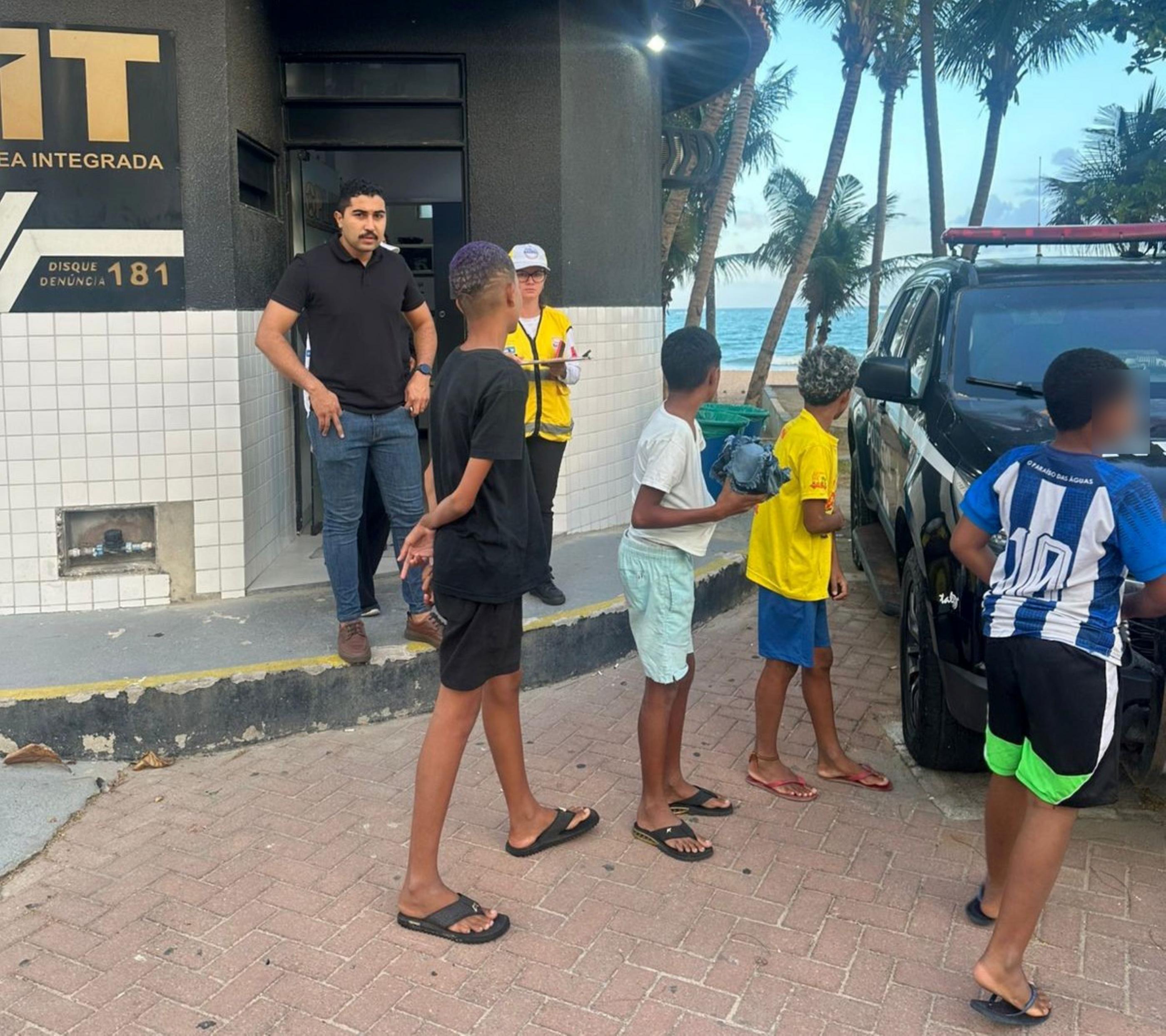 Ronda no Bairro apoia famílias após afogamento de adolescentes na Jatiúca, em Maceió
