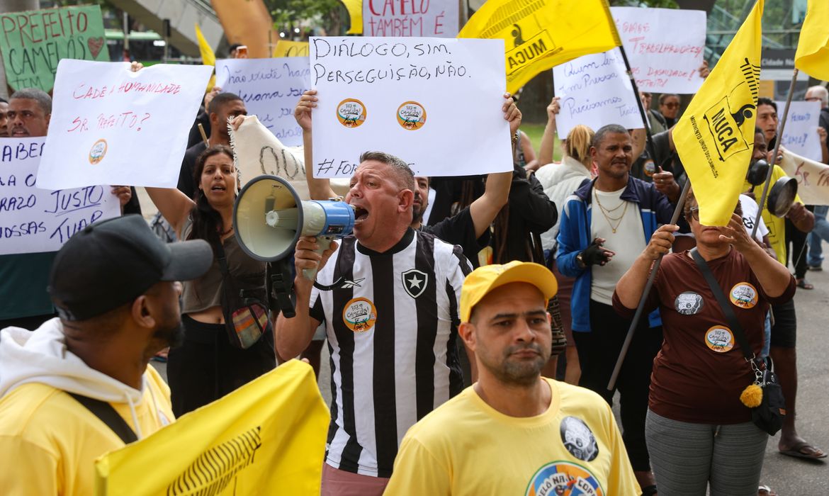Camelôs protestam contra programa de fiscalização de prefeitura