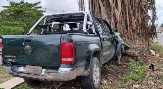 Veículo colide com árvore e frente de carro fica totalmente destruída
