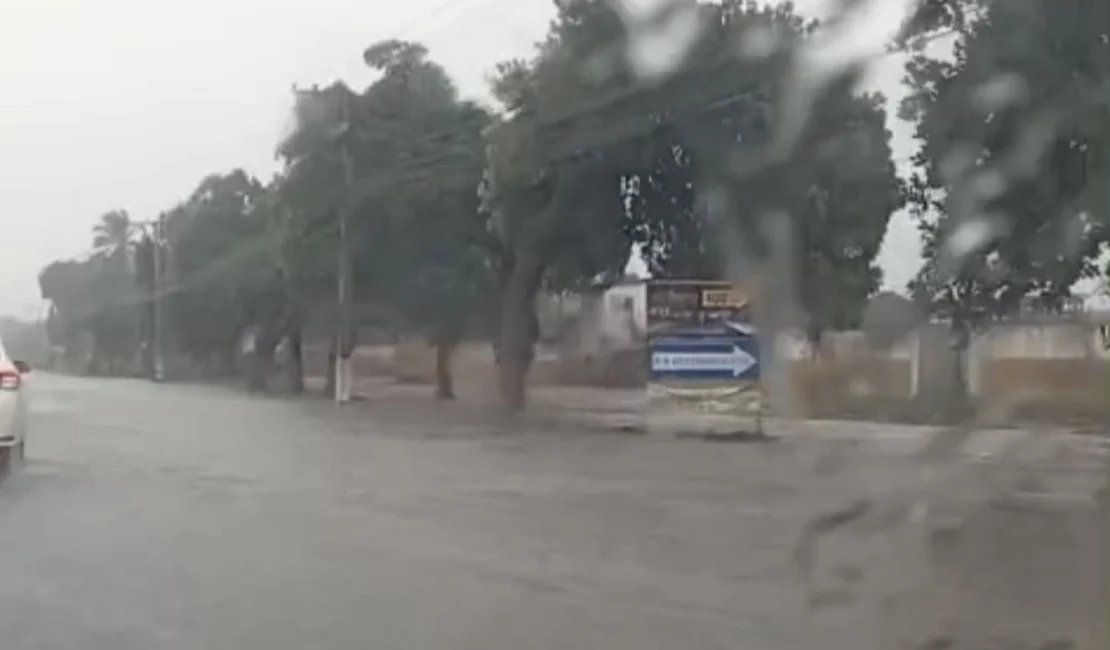 Chuvas alagam conjuntos habitacionais em Rio Largo