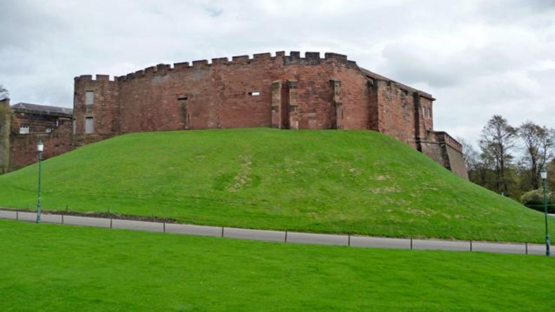 Muro medieval de 800 anos é descoberto sob Castelo de Chester