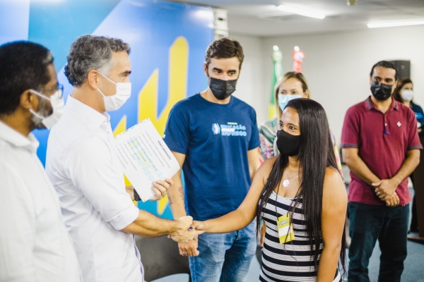 Secretário Rafael Brito realiza entrega de certificados da primeira turma beneficiada pelo Programa Educação Para Emprego