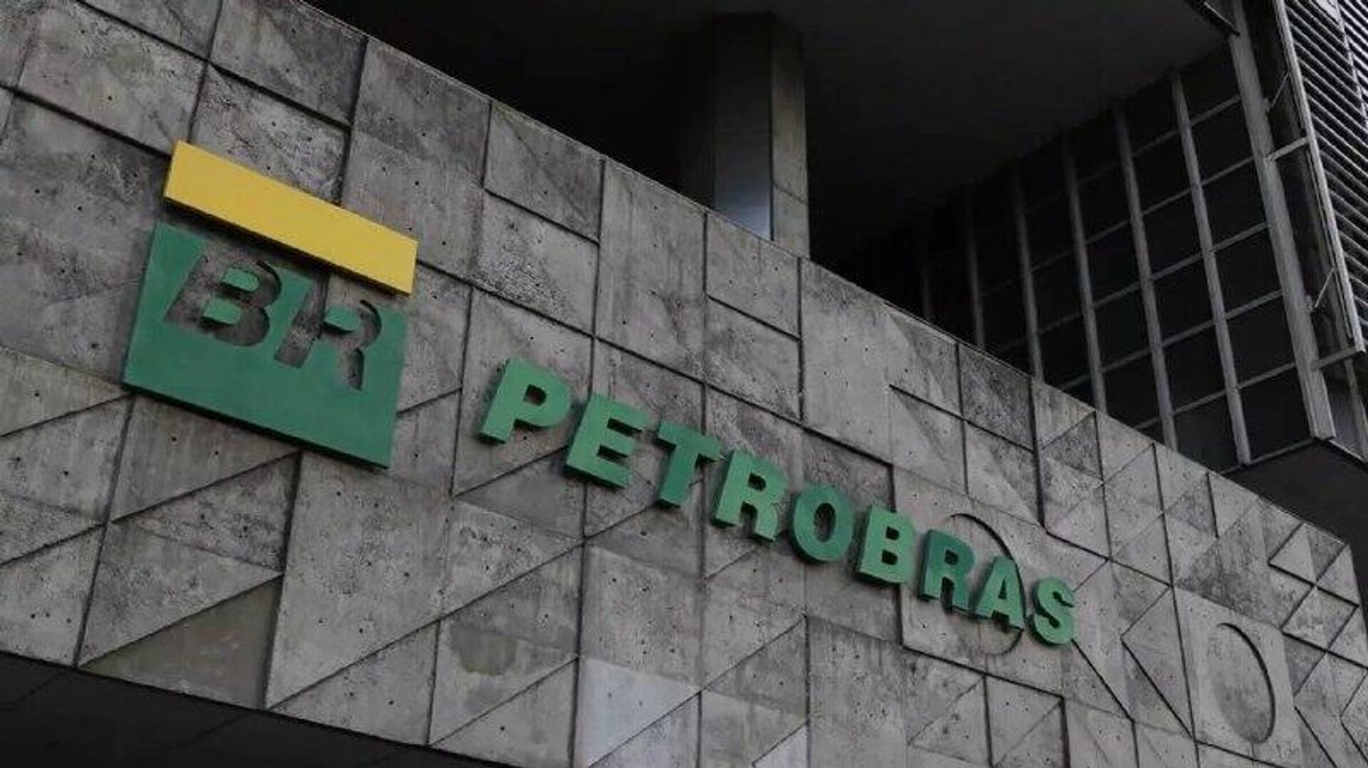 Petrobras reduz preço da gasolina em 5,2% nas refinarias; saiba mais