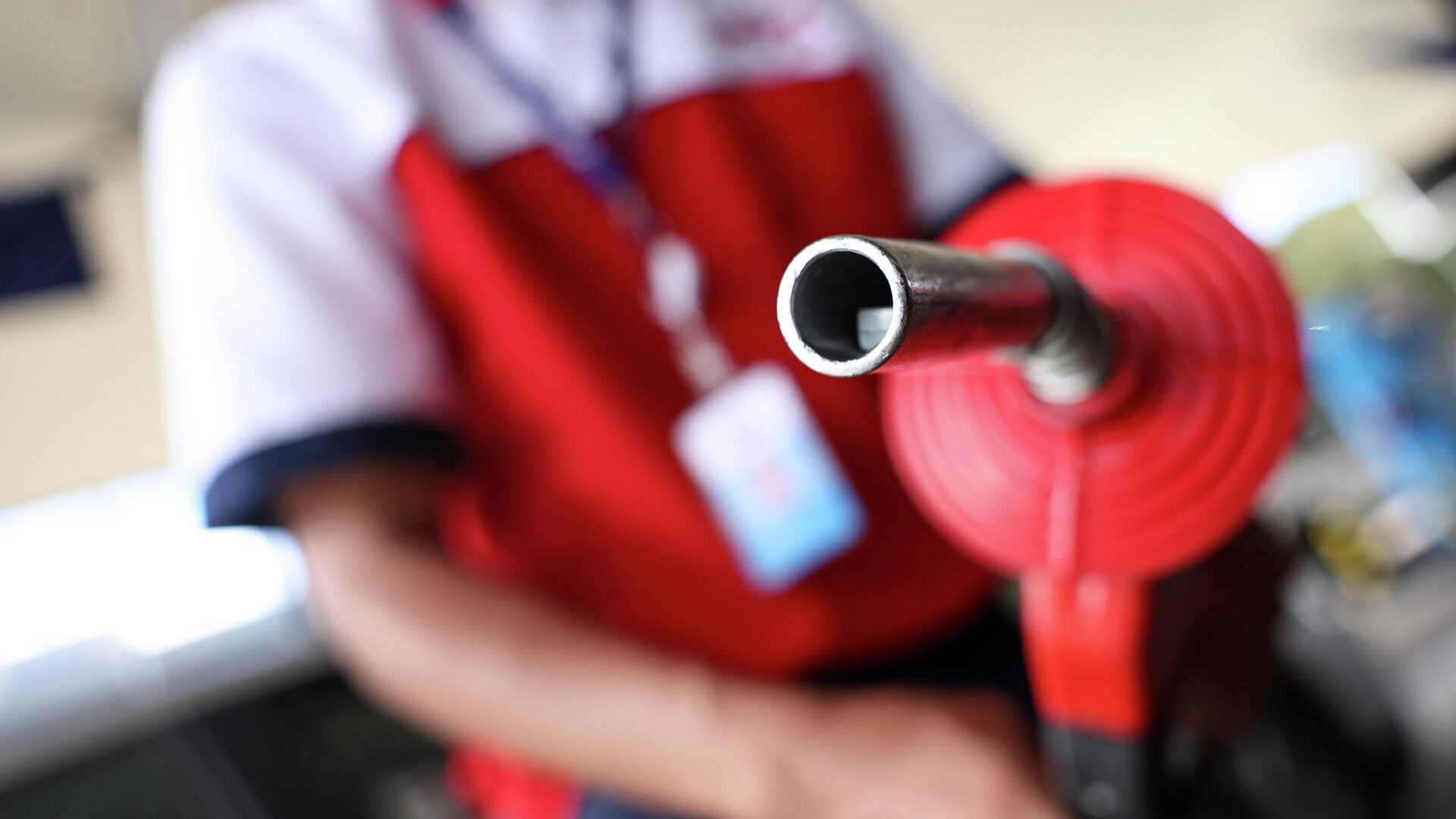 Governo anuncia subsídio para conter alta da gasolina após disparada do petróleo