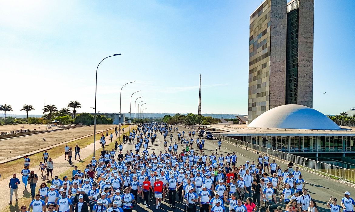 MEC completa 95 anos com corrida e caminhada em Brasília