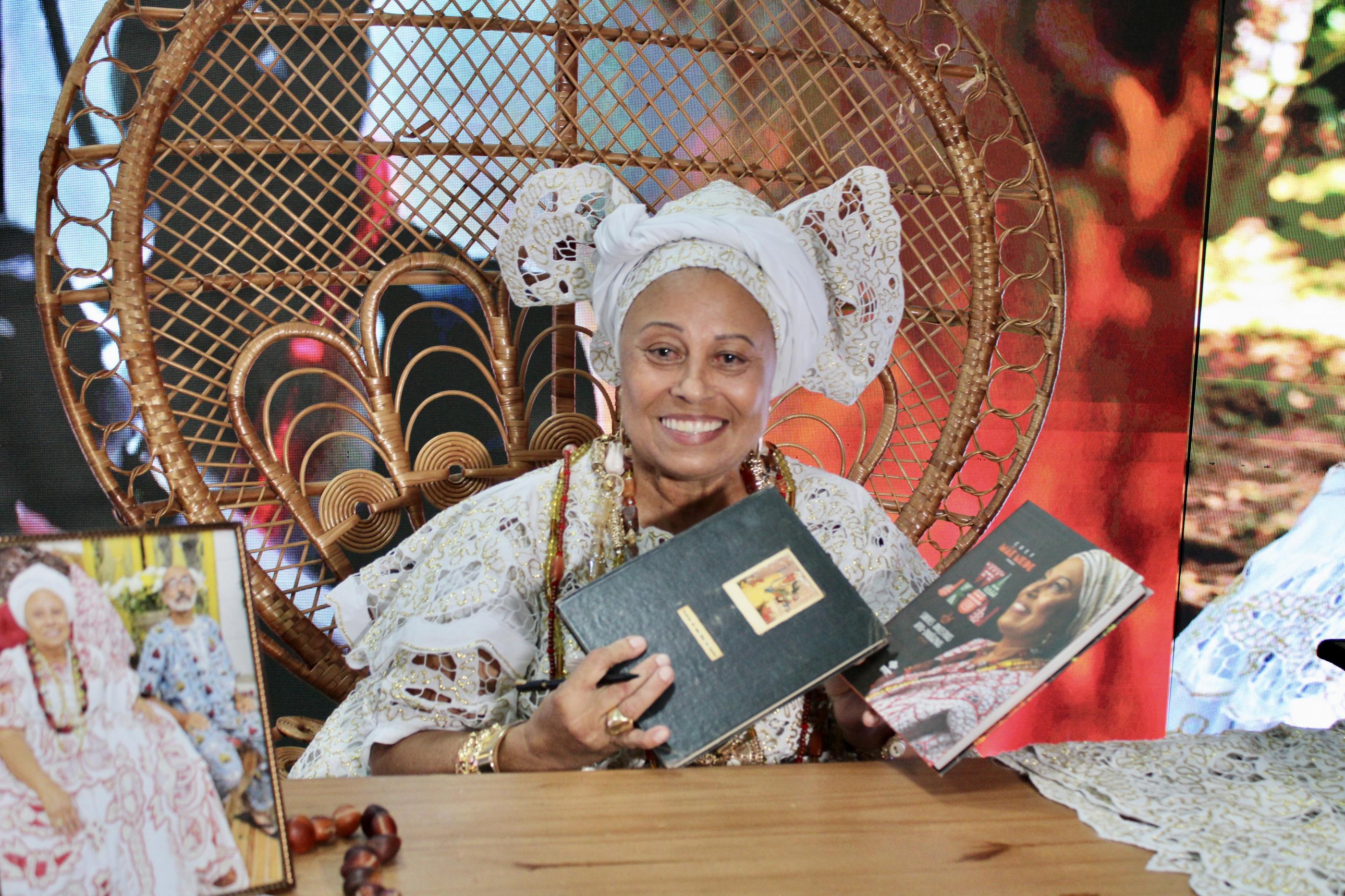 Mãe Neide Oyá dOxum celebra mais um livro lançado pela Imprensa Oficial