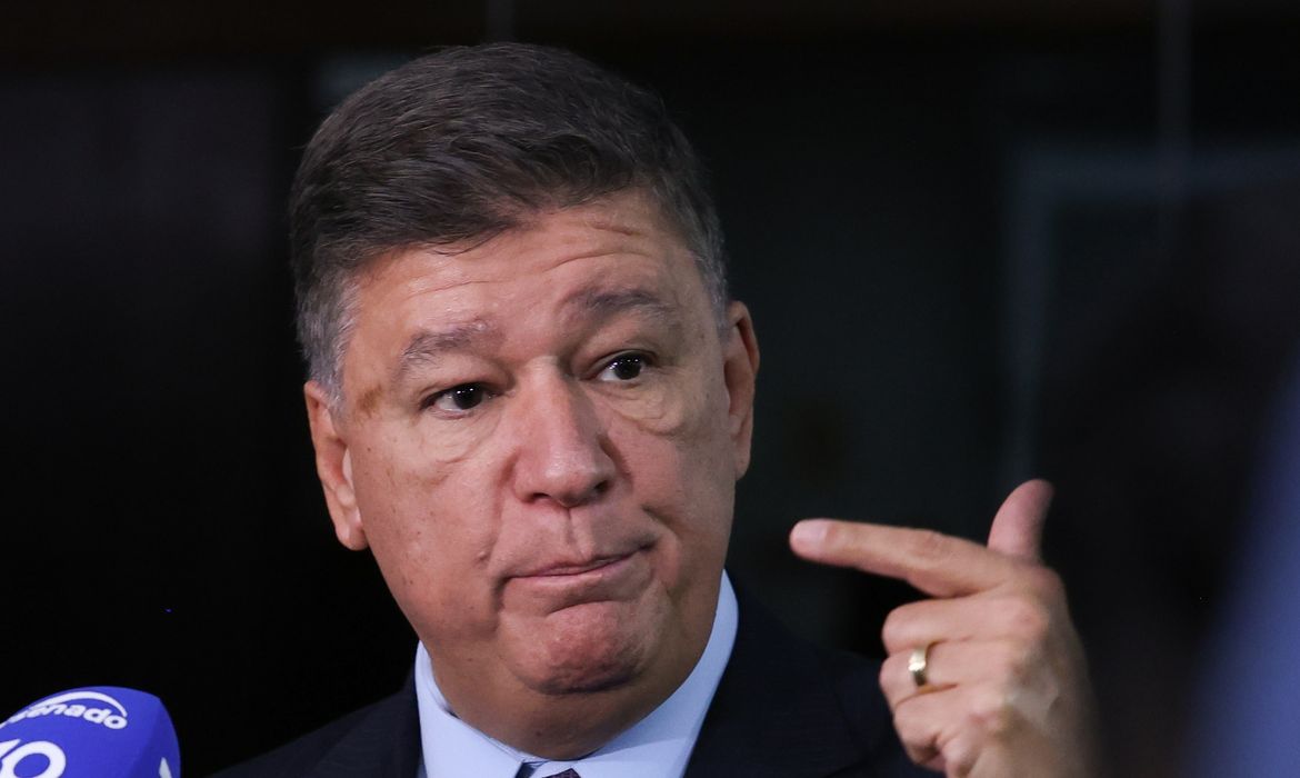 Dino dá cinco dias para senador explicar repasse de emendas à Lagoinha