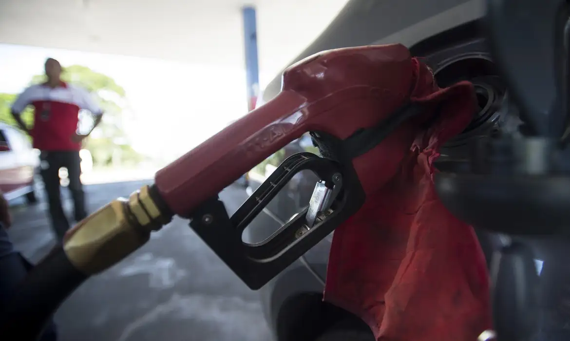 Governo corta impostos e anuncia subsídio para segurar preço do diesel