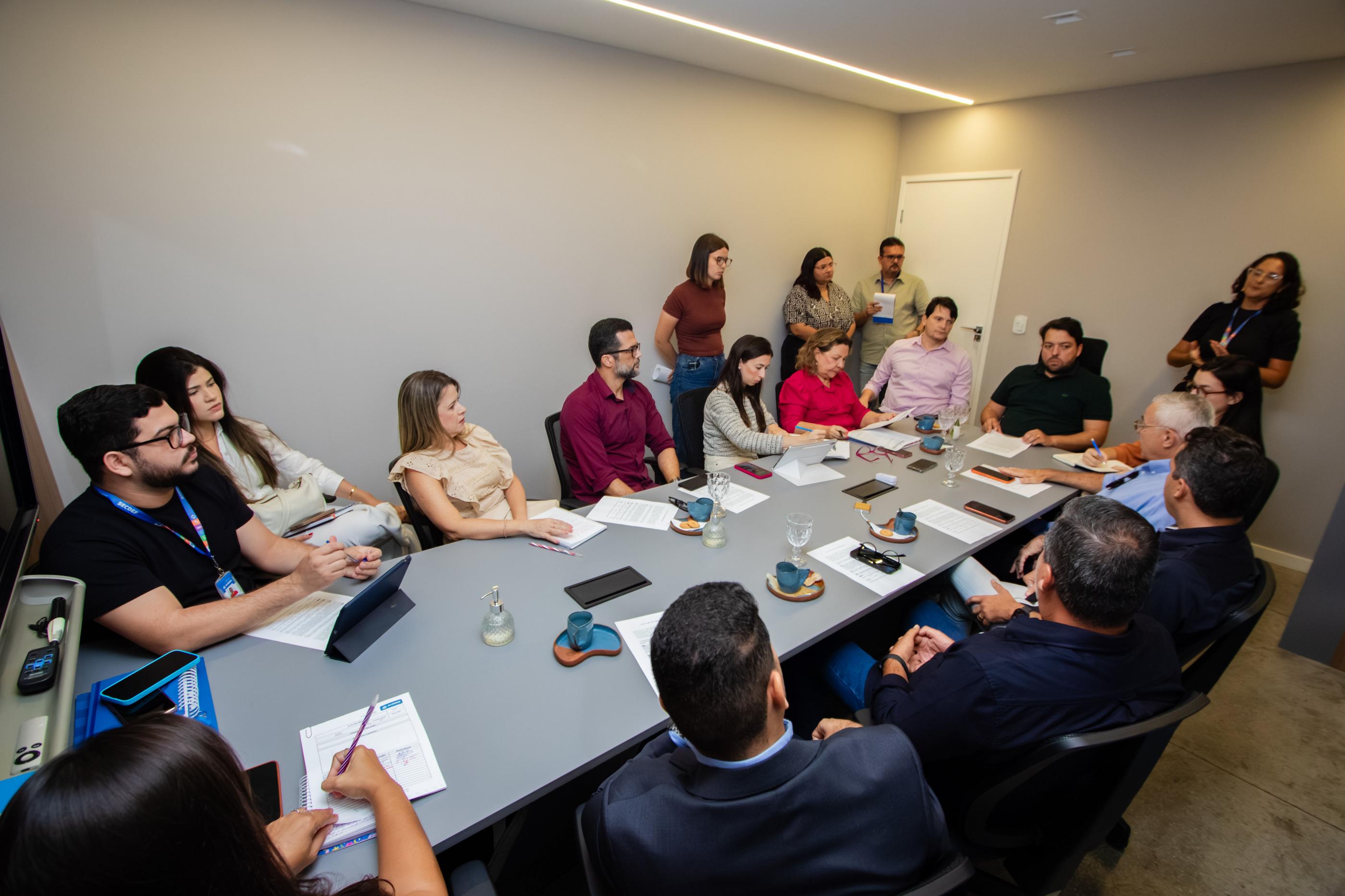 Governo de AL se reúne com emissoras de TV para discutir inclusão de intérprete de Libras