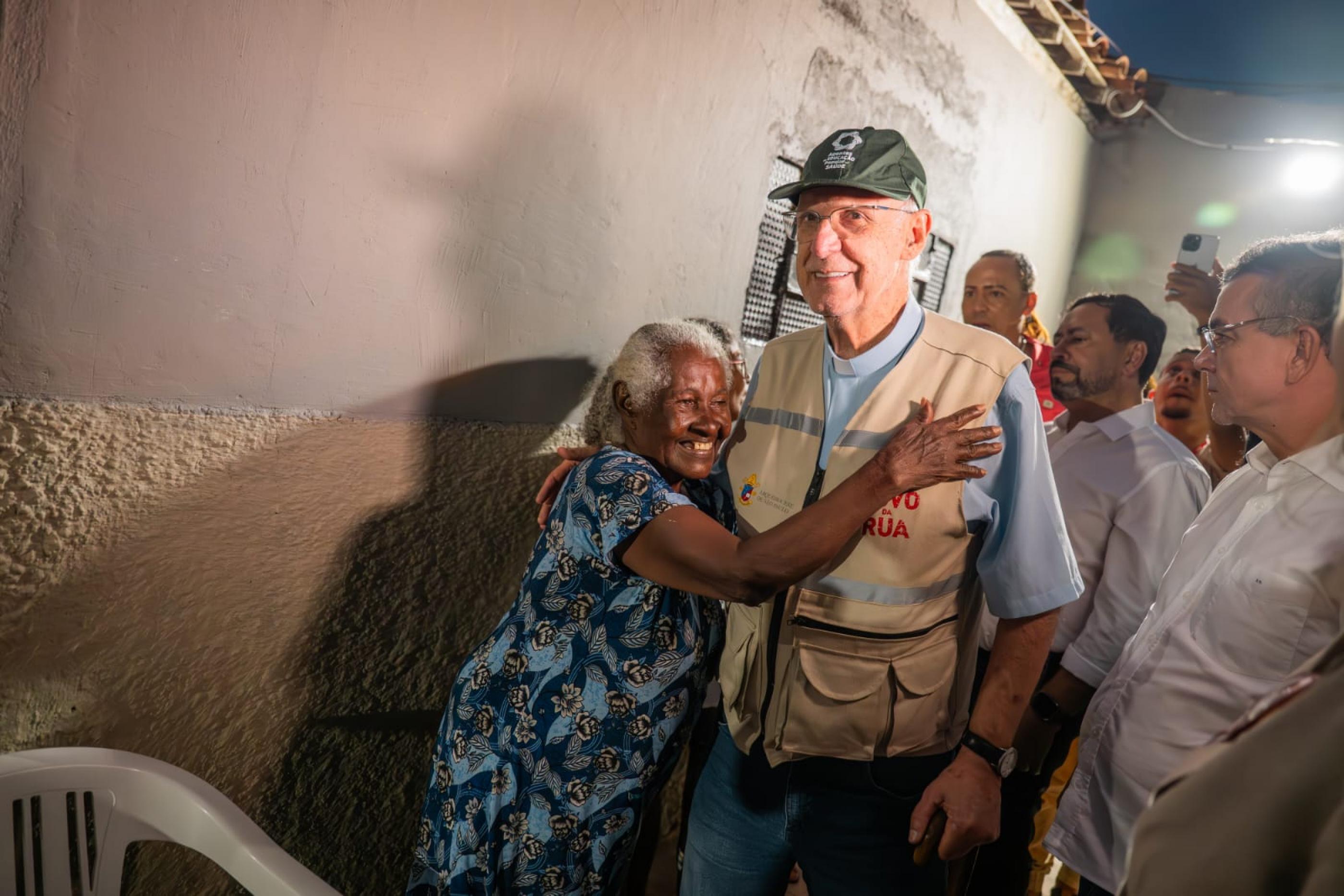 “Um exemplo a ser seguido por todo o Brasil”, diz Padre Júlio Lancellotti ao conhecer o programa Novo Lar Nova Vida
