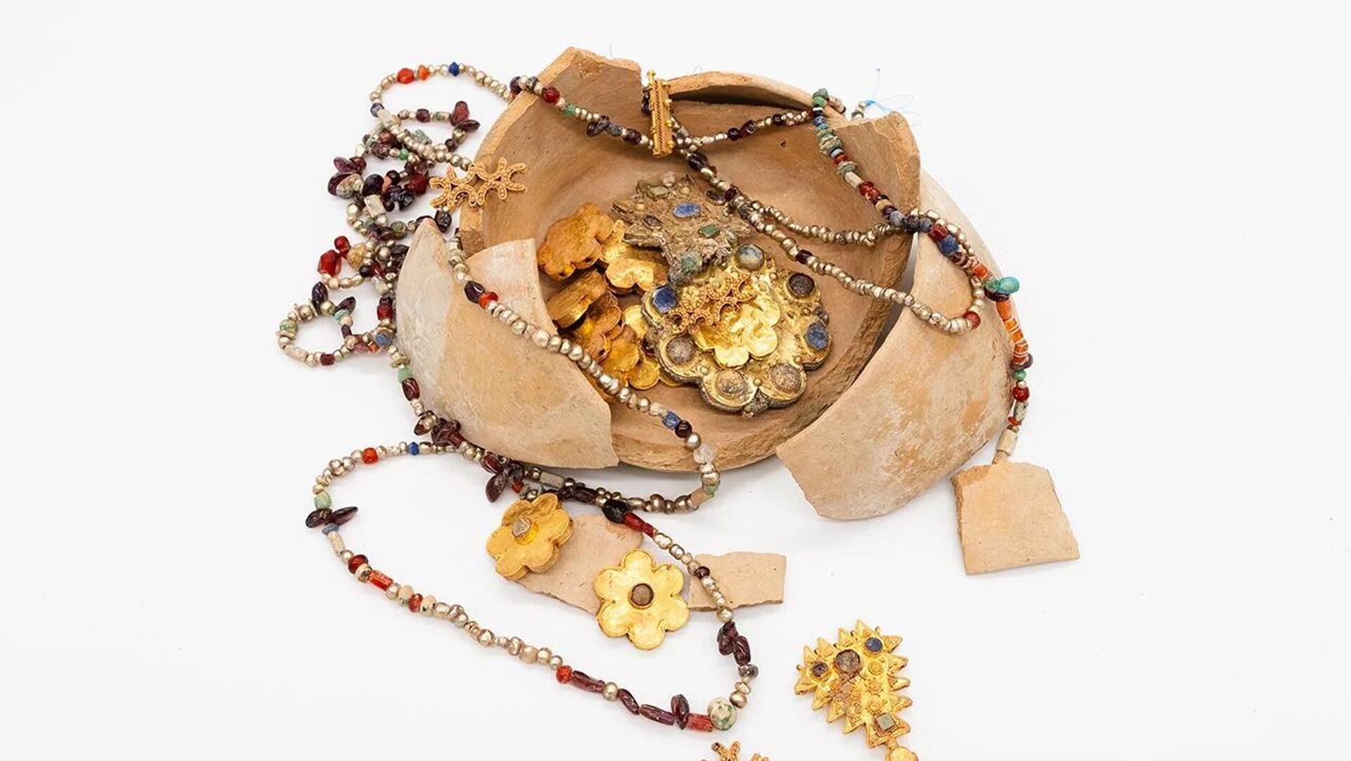 Joias de ouro revelam riqueza do período abássida na Arábia