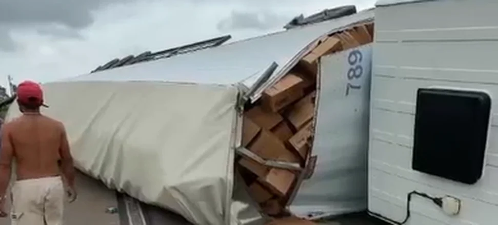 Carreta transportada de café tomba na BR-101 em Alagoas e interdita trecho da rodovia