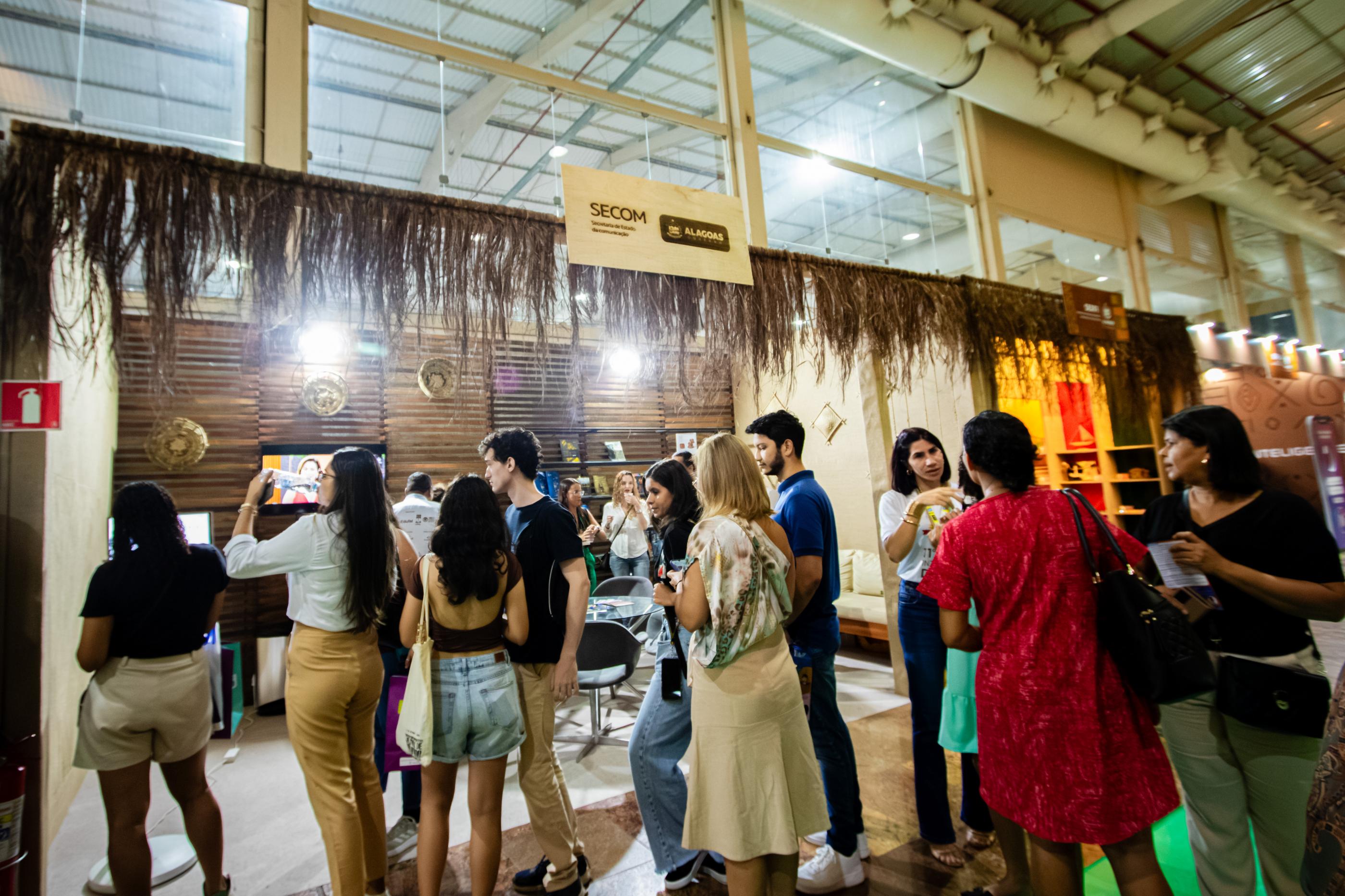 Professores alagoanos ganham vale-livro de R$ 100 na Bienal Internacional do Livro de Alagoas