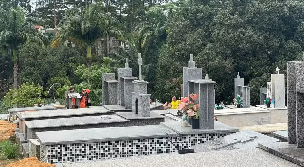 Homem morre após túmulo do próprio pai ceder durante visita em cemitério