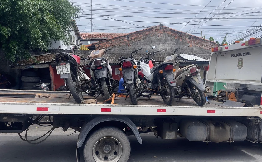 PM prende dupla com moto furtada, drogas e munição em Maceió