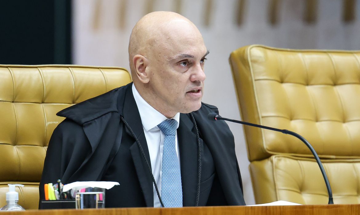 Moraes dá 10 dias para PF ouvir Flávio Bolsonaro em investigação por calúnia