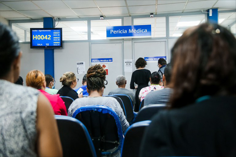 Fila do INSS atinge menor nível histórico com 1,2 milhão de pedidos