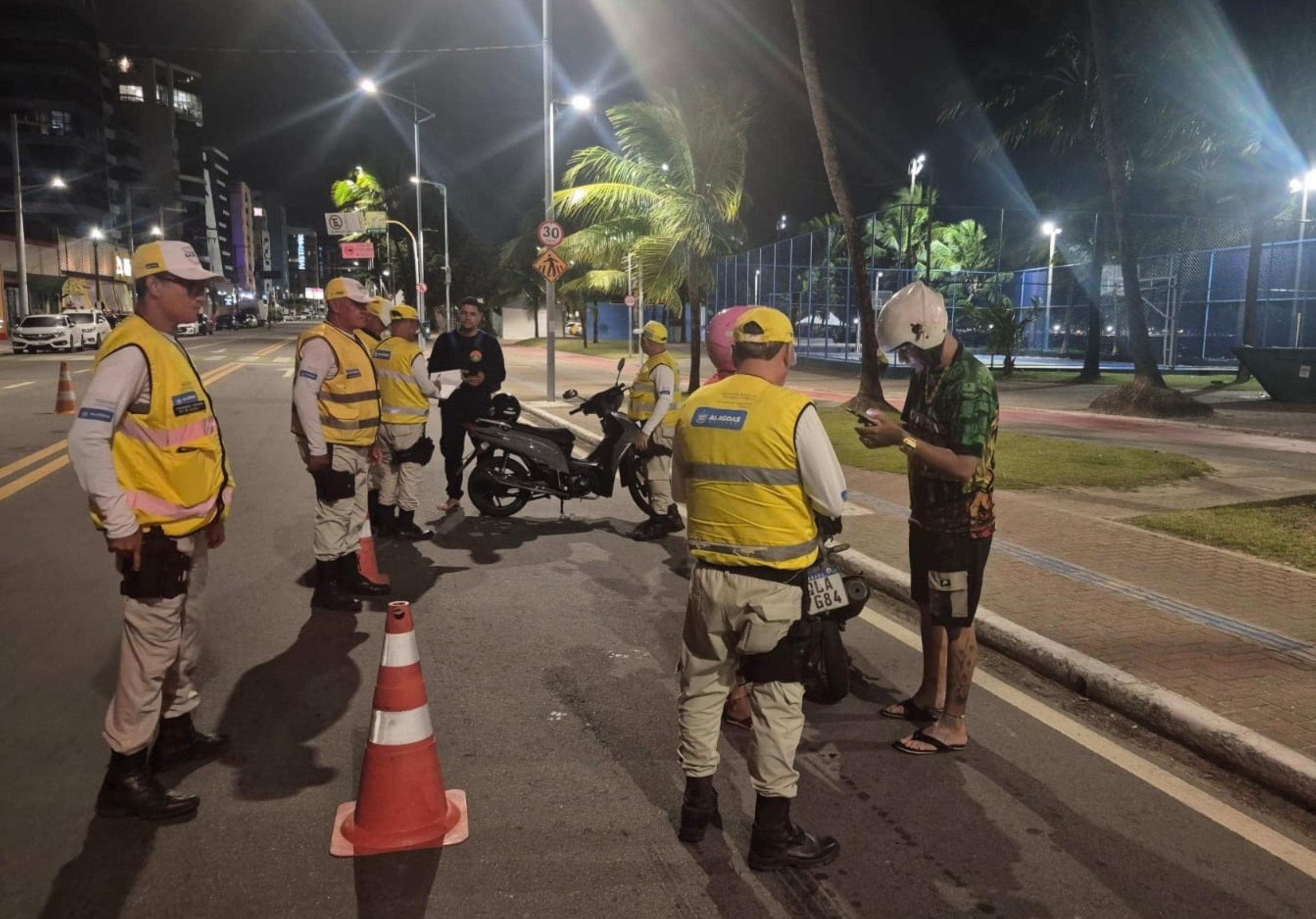 Ronda no Bairro reforça ações na orla de Maceió e no Francês