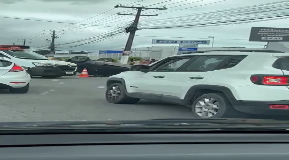 Carro capota na Avenida Cachoeira do Meirim e deixa mulher ferida no Benedito Bentes