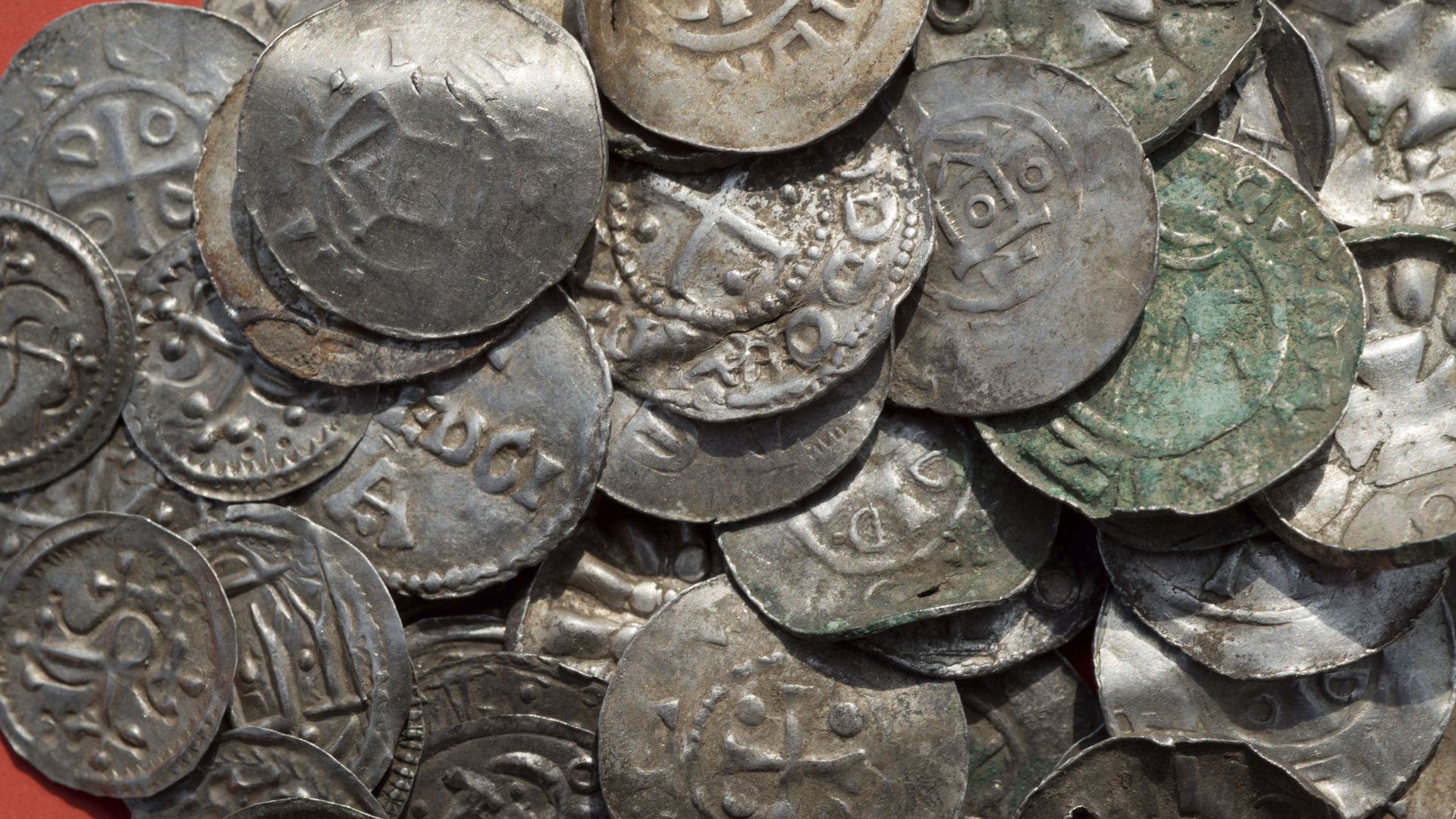 Maior tesouro de moedas de prata da era viking é encontrado na Finlândia