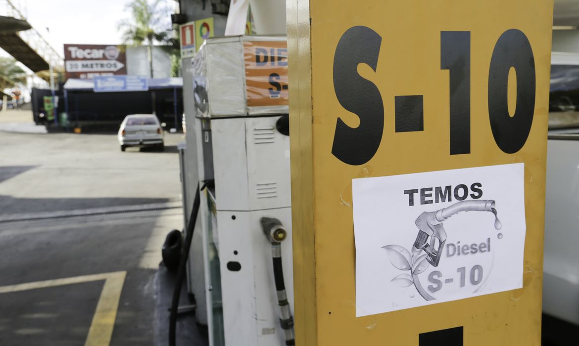 Petrobras adere à subvenção e ajusta preço do diesel para R$ 1,12