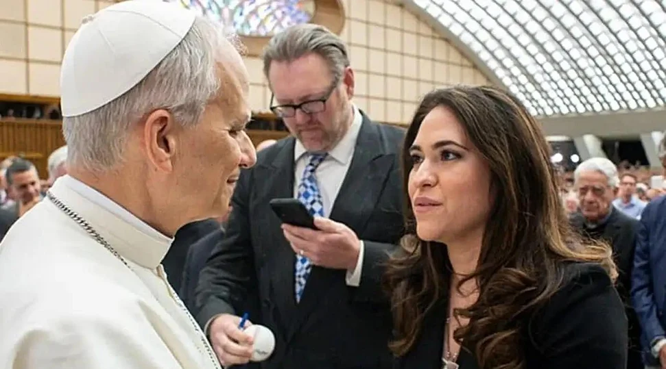 Papa Leão XIV nomeia primeira mulher leiga como chefe de Comunicação do Vaticano